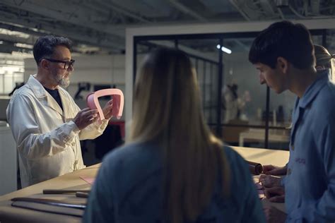 artisans dans l'atelier de gucci|Gucci école de l'amour.